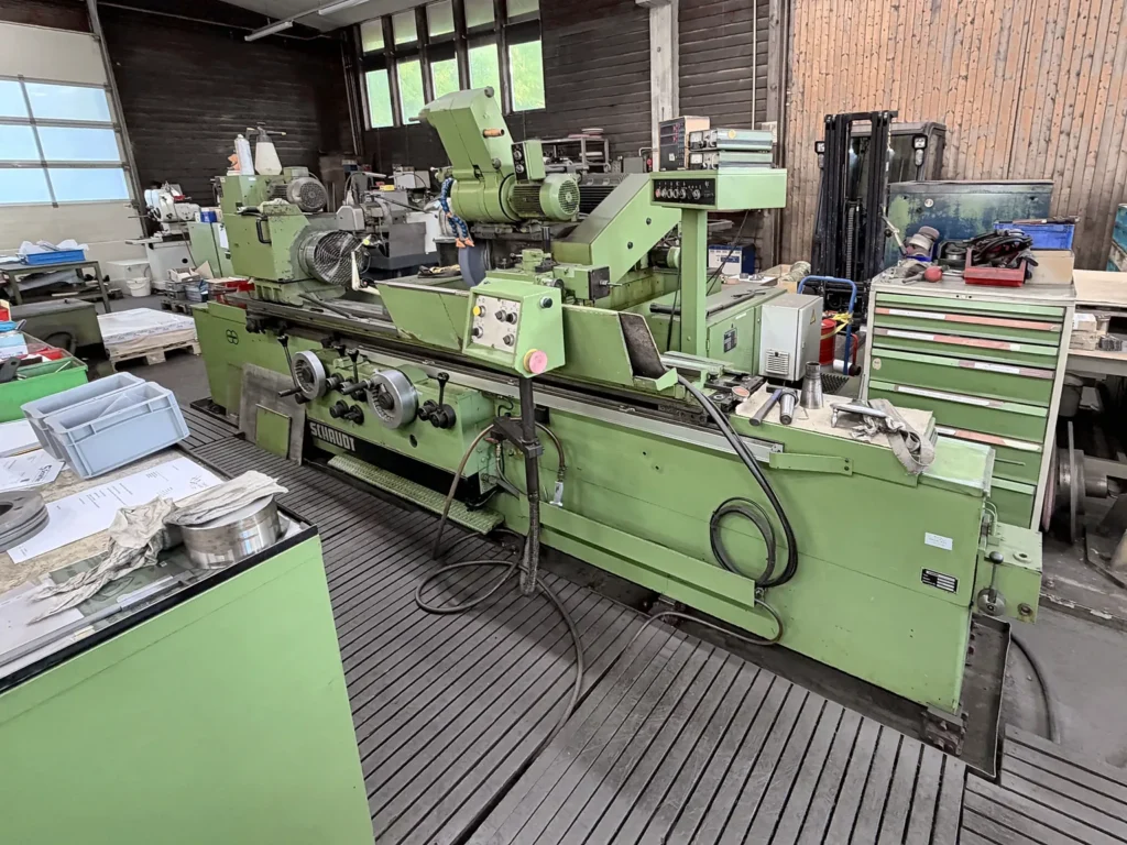 Rundschleifmaschine in der Fertigungshalle in Süßen